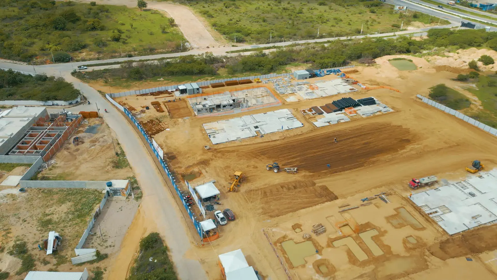 Canteiro de obras e acesso do Residencial Vila Gonzaga em construção, março de 2026